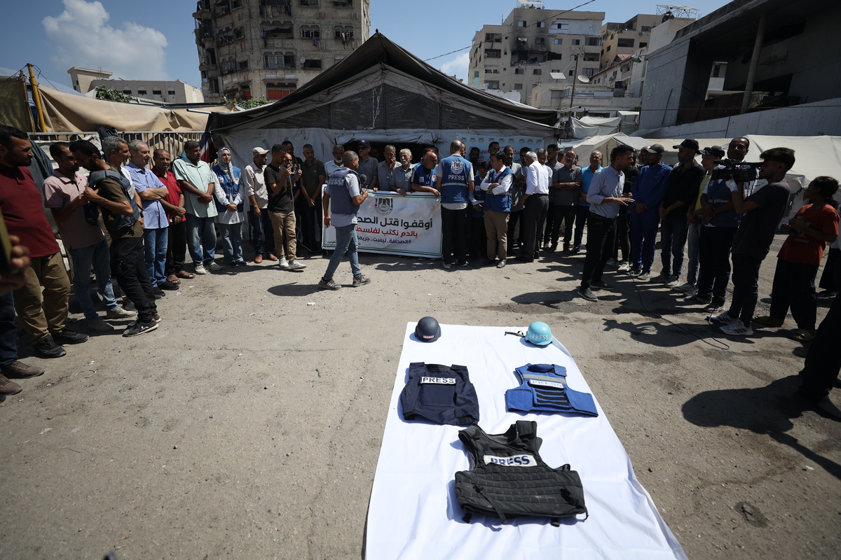 يتم احتجاج احتجاج على الصحفيين الذين قتلوا في هجوم إسرائيلي على مستشفى ناصر في مدينة خان يونس الجنوبية في قطاع غزة في مدينة غزة ، غزة في 26 أغسطس 2025.