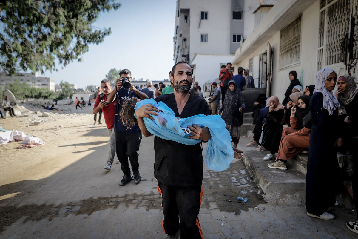 يتم نقل جثث الفلسطينيين إلى مستشفى الشيفا في مدينة غزة لإجراءات الجنازة من قبل أقاربهم في أعقاب الهجمات الإسرائيلية على خيمة تابعة لعائلة ناسار في مدينة غزة ، غزة في 29 أغسطس ، 2025.