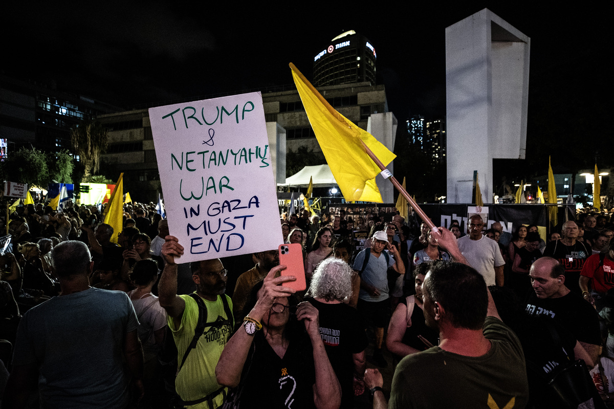 يتجمع المتظاهرون في