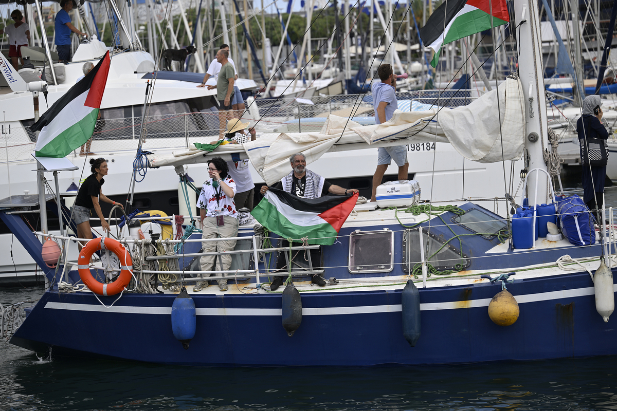 أبحر Global Sumud Flotilla ، وهو أسطول دولي مدني ، بما في ذلك الناشطين والفنانين والسياسيين والأطباء والصحفيين في أكثر من 44 دولة ، من برشلونة ، إسبانيا ، متجهًا إلى غزة في 31 أغسطس 2025. (Burak Akbulut - Anadolu Agency)