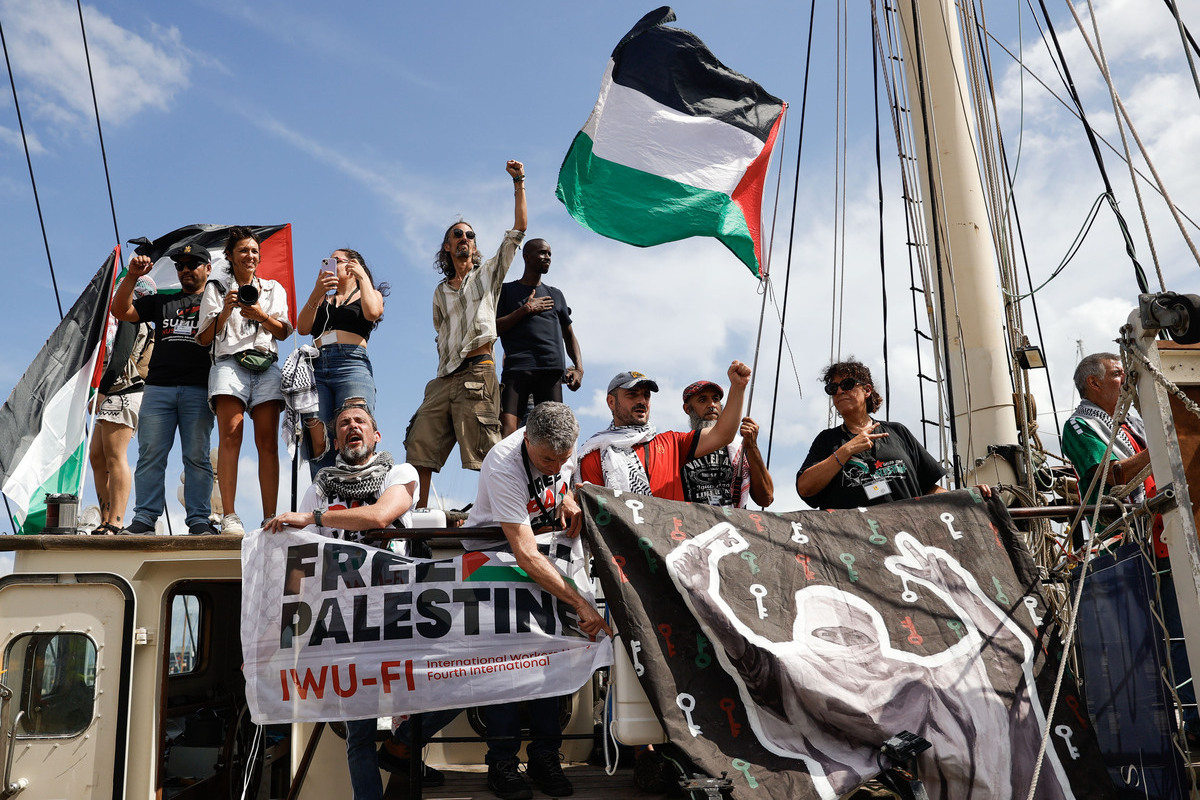 أبحر Global Sumud Flotilla ، وهو أسطول دولي مدني ، بما في ذلك الناشطين والفنانين والسياسيين والأطباء والصحفيين في أكثر من 44 دولة ، من برشلونة ، إسبانيا ، متجهًا إلى غزة في 31 أغسطس 2025.