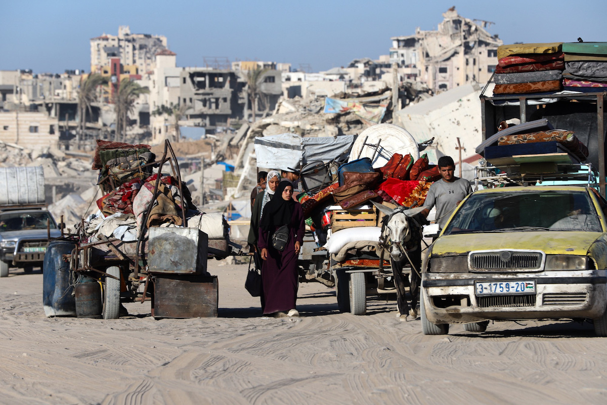 يمتد الفلسطينيون إلى وسط غزة عبر شارع الرشيد مع ممتلكاتهم المحدودة كهجمات إسرائيلية مكثفة على غزة الشمالية تجبرهم على النزوح ، في قطاع غزة في 01 سبتمبر 2025.