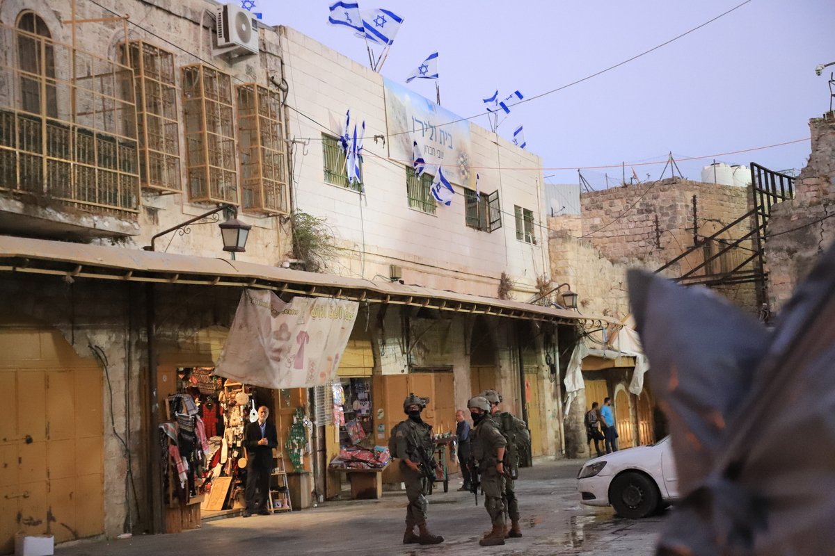 يستولى المستوطنون اليهود ، تحت حماية القوات الإسرائيلية ، على منزل ينتمي إلى عائلة ناصر الدين في مدينة الخليل القديمة ، الضفة الغربية في 02 سبتمبر 2025. (عامر شلودي - وكالة Anadolu)