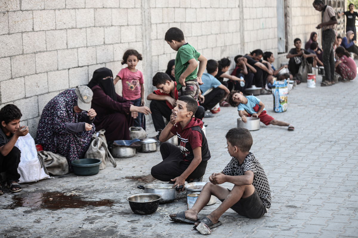 يتجمع عدد كبير من الفلسطينيين ، بما في ذلك الأطفال ، من أجل الحصول على الطعام ، في معسكر Nuserat للاجئين ، وسط غزة ، في 3 سبتمبر 2025 (Moiz Salhi - ANADOLU Agency)