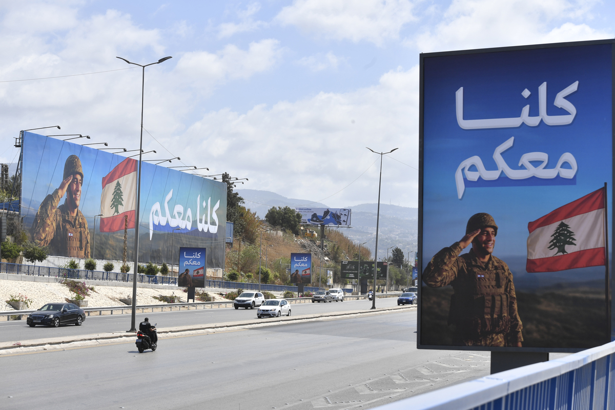 تعلق الملصقات التي تعبر عن دعمها للجيش في الشوارع والجسور قبل اجتماع مجلس الوزراء لمناقشة نزع السلاح في حزب الله ونقل جميع الأسلحة إلى سيطرة الدولة ، في العاصمة ، بيروت ، لبنان في 3 سبتمبر 2025.
