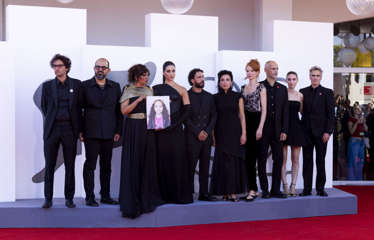 (LR) Nadim Cheikhrouha ، Amer Hlehel ، Kaouther Ben Hania ، Saja Kilani ، Motaz Malhees ، Clara Khoury ، Odessa Rae ، James Wilson ، Rooney Mara and Joaquin Phoenix حضور The "صوت هند راجاب" السجادة الحمراء خلال مهرجان البندقية الـ 82 في البندقية الدولية في 03 سبتمبر 2025 في البندقية ، إيطاليا (Primo Barol - ANADOLU Agency)