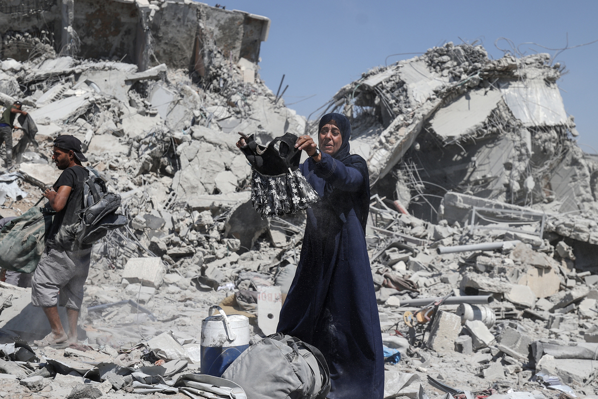 تتفاعل امرأة فلسطينية ، تم تدمير منزلها ، مع انهيار برج موشتها بعد أن ضربته الغارات الجوية الإسرائيلية في مدينة غزة ، غزة ، في 5 سبتمبر 2025. (علي جاد الله - وكالة Anadolu)