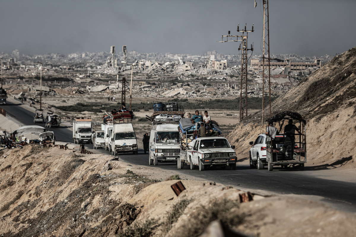 ينتقل الفلسطينيون نحو وسط غزة عبر شارع الرشيد باستخدام المركبات ، وعربات الخيول ، والسفر مشياً على الأقدام مع ممتلكاتهم المحدودة ، حيث إن الهجمات الإسرائيلية المكثفة على شمال غزة تجبرهم على الفرار ، في قطاع غزة في 05 سبتمبر ، 2025.
