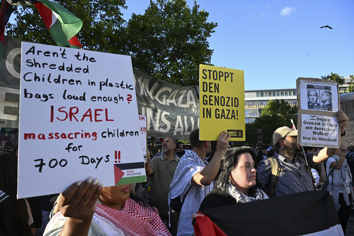 يتجمع الناس إلى عرض مظاهرة في ميدان بريتشيد لدعم الفلسطينيين وللاحتجاج على هجمات إسرائيل على غزة ، في برلين ، ألمانيا في 06 سبتمبر 2025 (وكالة هاليل سايركايا/أنادولو)