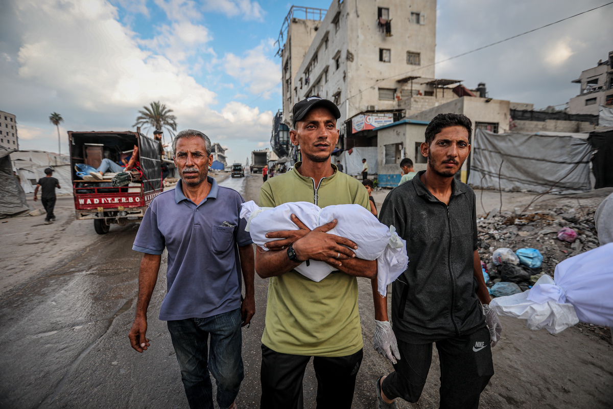 يحمل الفلسطينيون جثث الأطفال بعد الهجوم على المنطقة في مدينة غازا الغربية ، غزة ، بالقرب من مبنى المجلس التشريعي الفلسطيني ، حيث تم استهداف أحد أفراد عائلة En'izi من عائلة En'izi من قبل طائرة انتحارية إسرائيلية ، في 07 سبتمبر 2025.