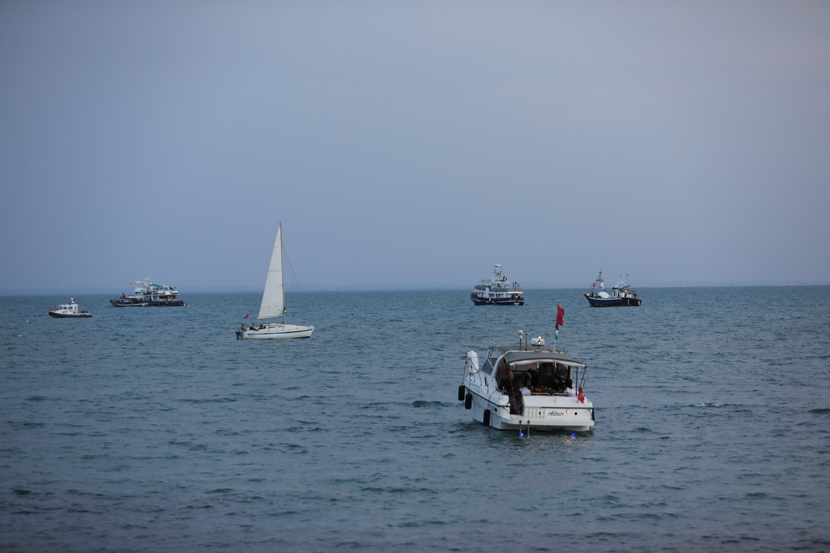 يتجمع مئات الأشخاص في الميناء للترحيب بالقوارب ، التي انضموا إلى Global Sumud Flotilla ، التي أبحرت من إسبانيا لإظهار التضامن مع الفلسطينيين ، من ساحل تونس في 07 سبتمبر 2025. (محمد مدالا - وكالة Anadolu)