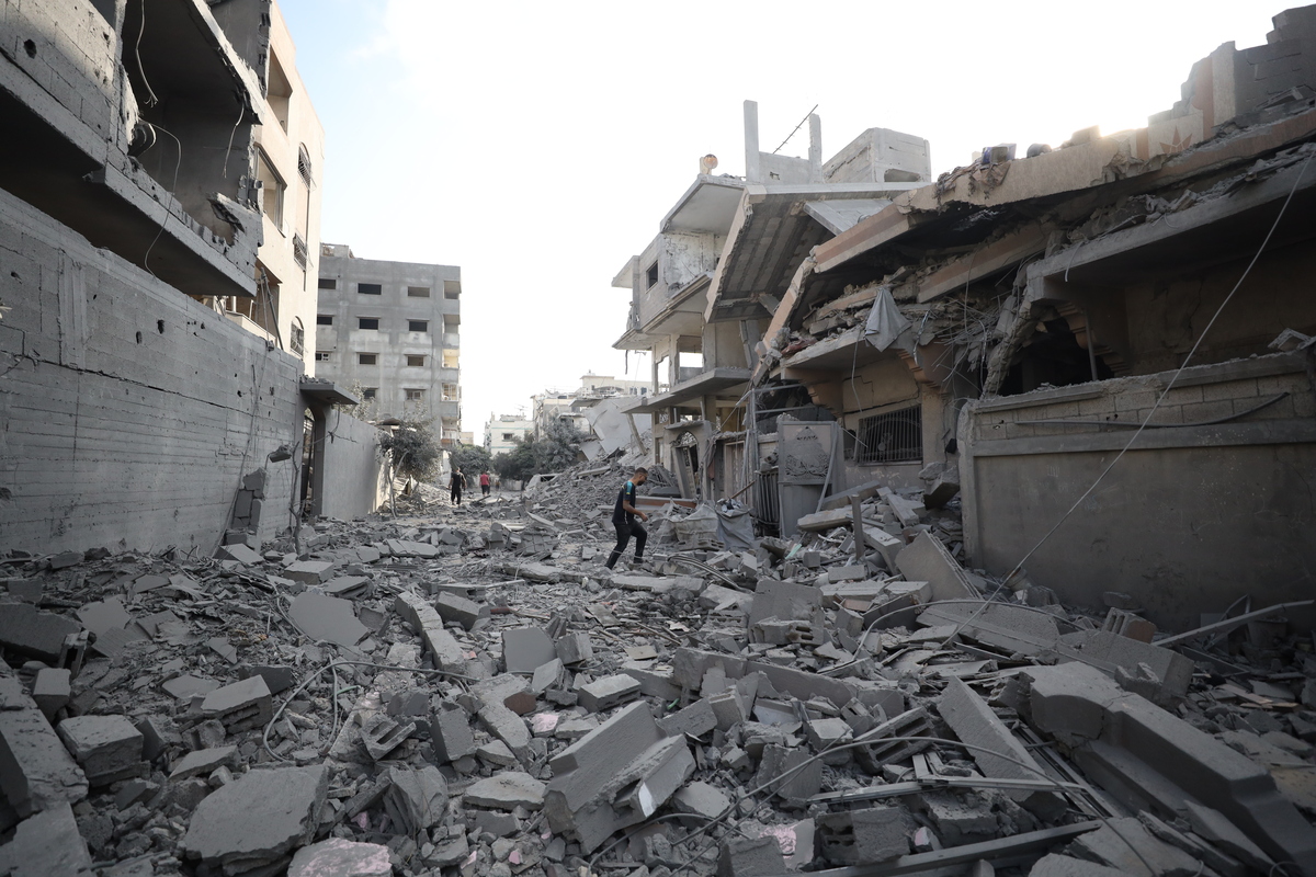 منظر من المنطقة التي تلي المنزل الذي ينتمي إلى عائلة Duafi في شارع Yarmouk في حي Nefaq في مدينة غزة ، تعرضت غزة أضرارًا شديدة في هجوم في الصباح الباكر من قبل الجيش الإسرائيلي في 8 سبتمبر 2025.