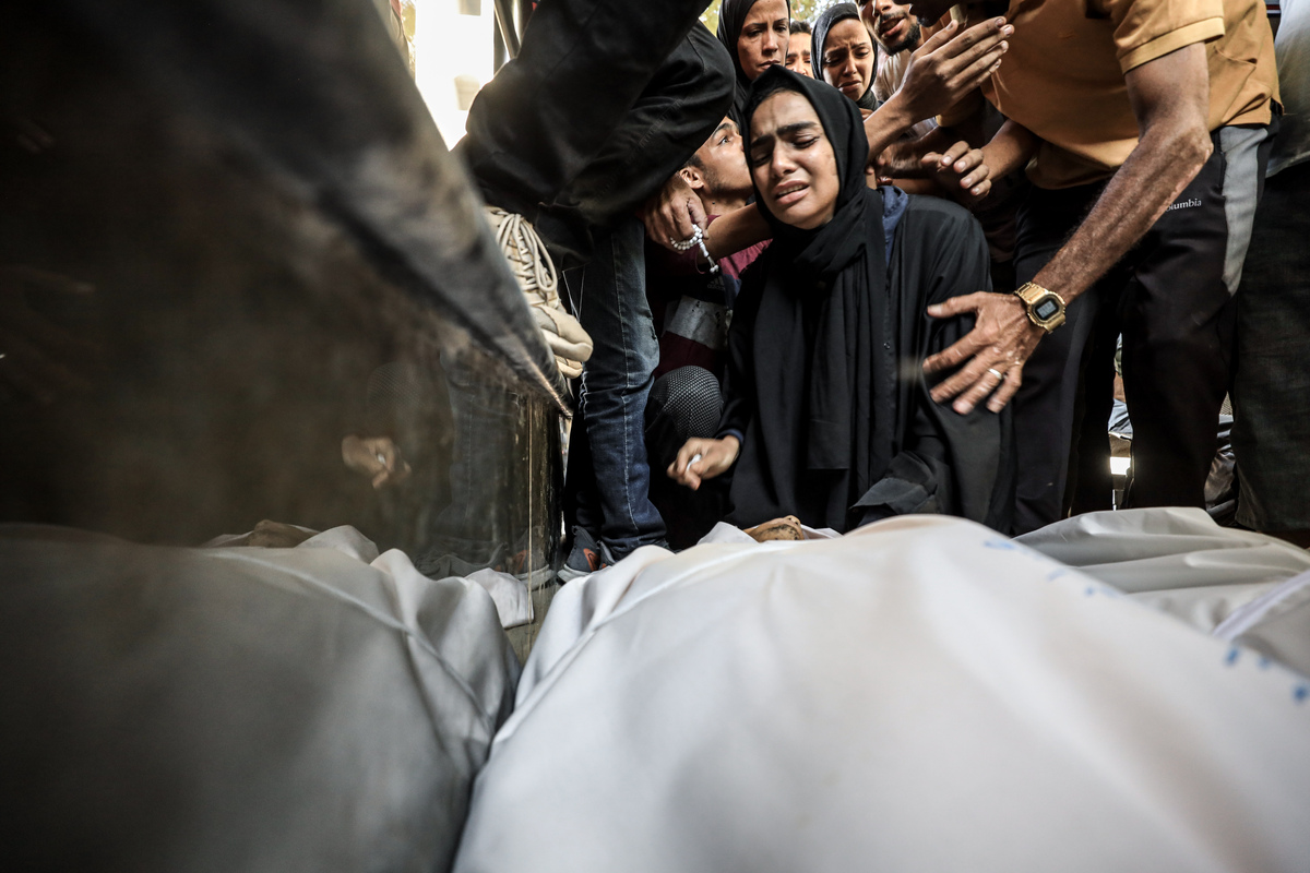 أقارب الفلسطينيين ، الذين فقدوا حياتهم بعد الهجمات الإسرائيلية على جزء مختلف من المنطقة ، يتم إحضار الجثث إلى مستشفى الشيفا لعملية الجنازة في مدينة غزة ، غزة في 10 سبتمبر 2025.