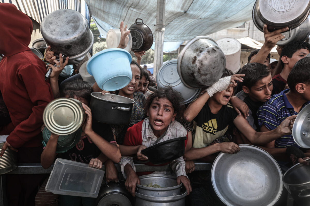 يجتمع الفلسطينيون ، بمن فيهم الأطفال ، أثناء توزيع الطعام في وسط مدينة غزة في 10 سبتمبر 2025.