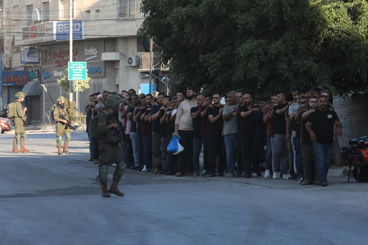 احتجزت القوات الإسرائيلية الفلسطينيين بعد انفجار في تولكرم ، الضفة الغربية ، في 11 سبتمبر 2025 (وكالة نيدال إيشتاياه - Anadolu)