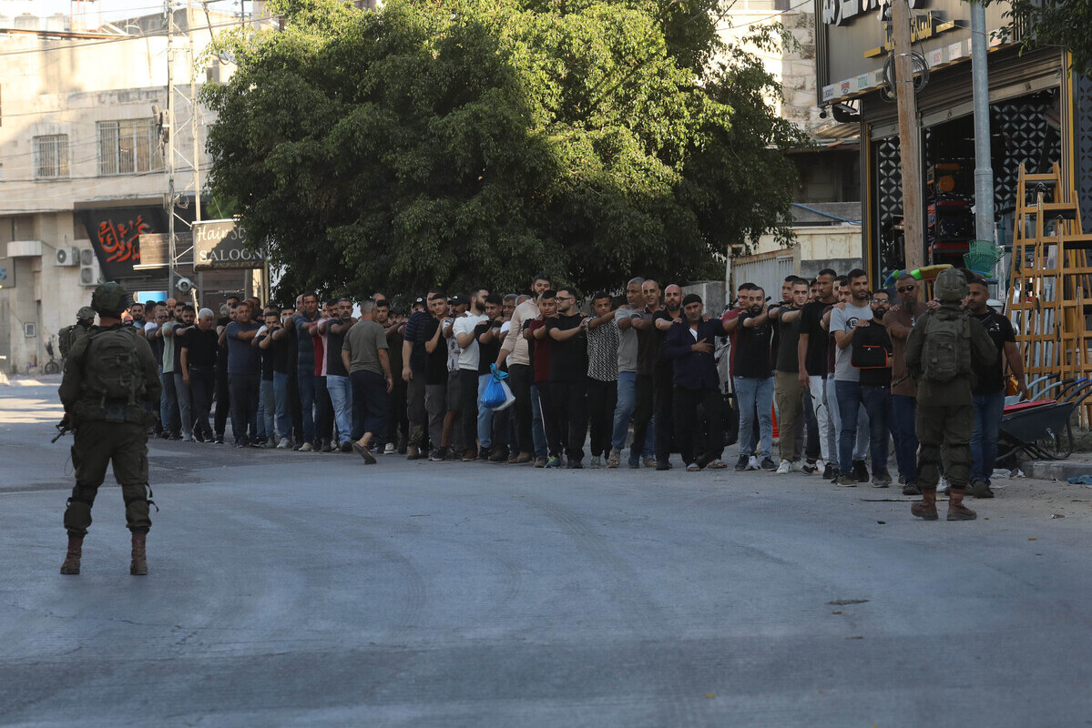احتجزت القوات الإسرائيلية الفلسطينيين بعد انفجار في تولكرم ، الضفة الغربية ، في 11 سبتمبر 2025 (وكالة نيدال إيشتاياه - Anadolu)