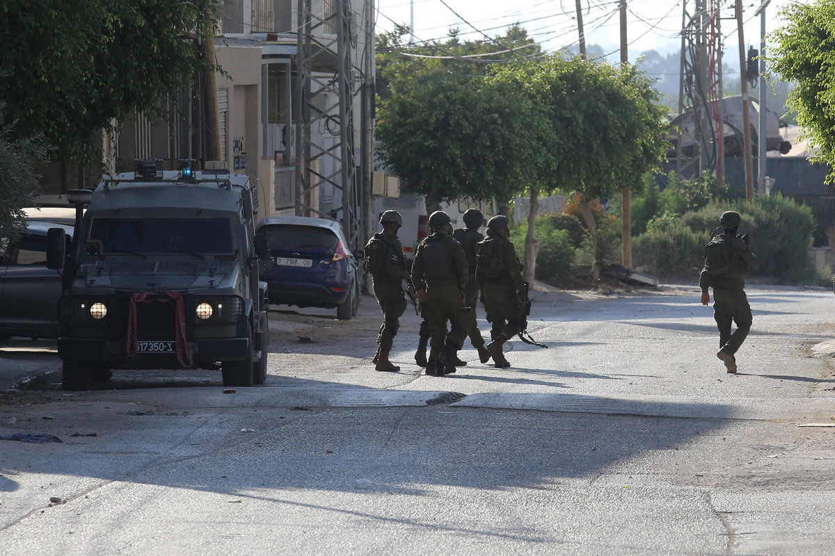 احتجزت القوات الإسرائيلية الفلسطينيين بعد انفجار في تولكرم ، الضفة الغربية ، في 11 سبتمبر 2025 (وكالة نيدال إيشتاياه - Anadolu)