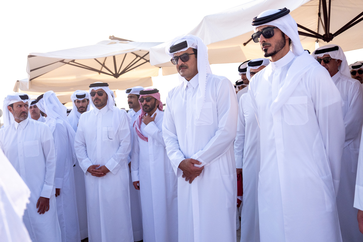 قاتاري الأمير الشيخ تريم بن حمد آل ثاني (2nd ص) يحضر الجنازة في الدوحة لابن خليل هايا ، وأربعة أعضاء حماس ، وضابط شرطة قاتري قُتل في ضربة إسرائيلية يستهدف وفرد تفاوض حماس في قطر ، في 11 سبتمبر ، (أمري ديوان من الدولة.