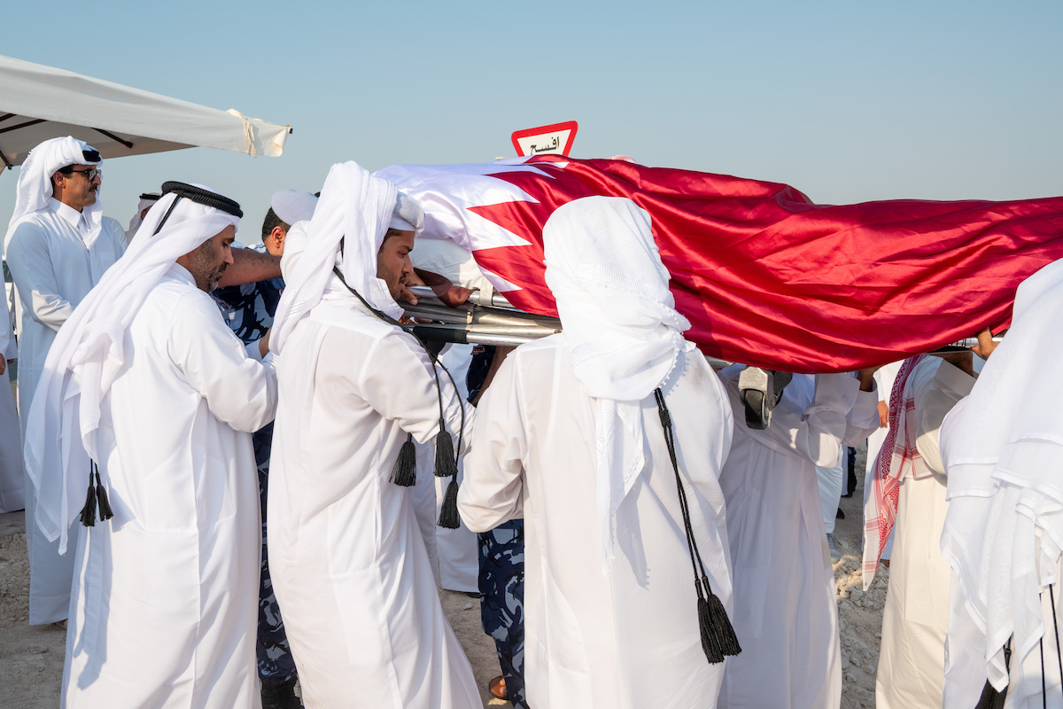 قاتاري الأمير الشيخ تريم بن حمد آل ثاني (ل) يحضر جنازة في الدوحة لابن خليل هايا ، وأربعة أعضاء حماس ، وضابط شرطة قاتري قُتل في إضراب إسرائيلي يستهدف وفاة تفاوض حماس في قطر ، في 11 سبتمبر.