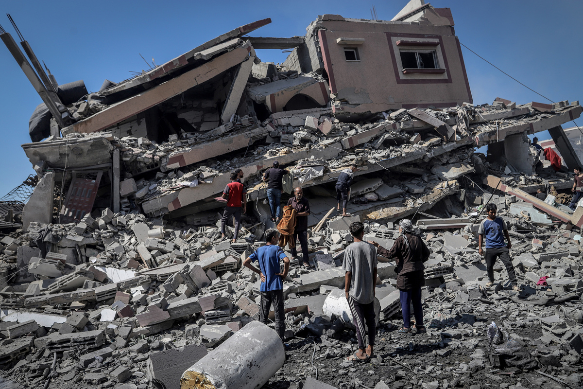تفقد الفلسطينيون الموقع بعد أن نفذ الجيش الإسرائيلي هجومًا على مبنى سكني ينتمي إلى عائلة أبو دان في مدينة غزة ، غزة ، في 12 سبتمبر 2025. (سعيد MMT Jaras - وكالة Anadolu)