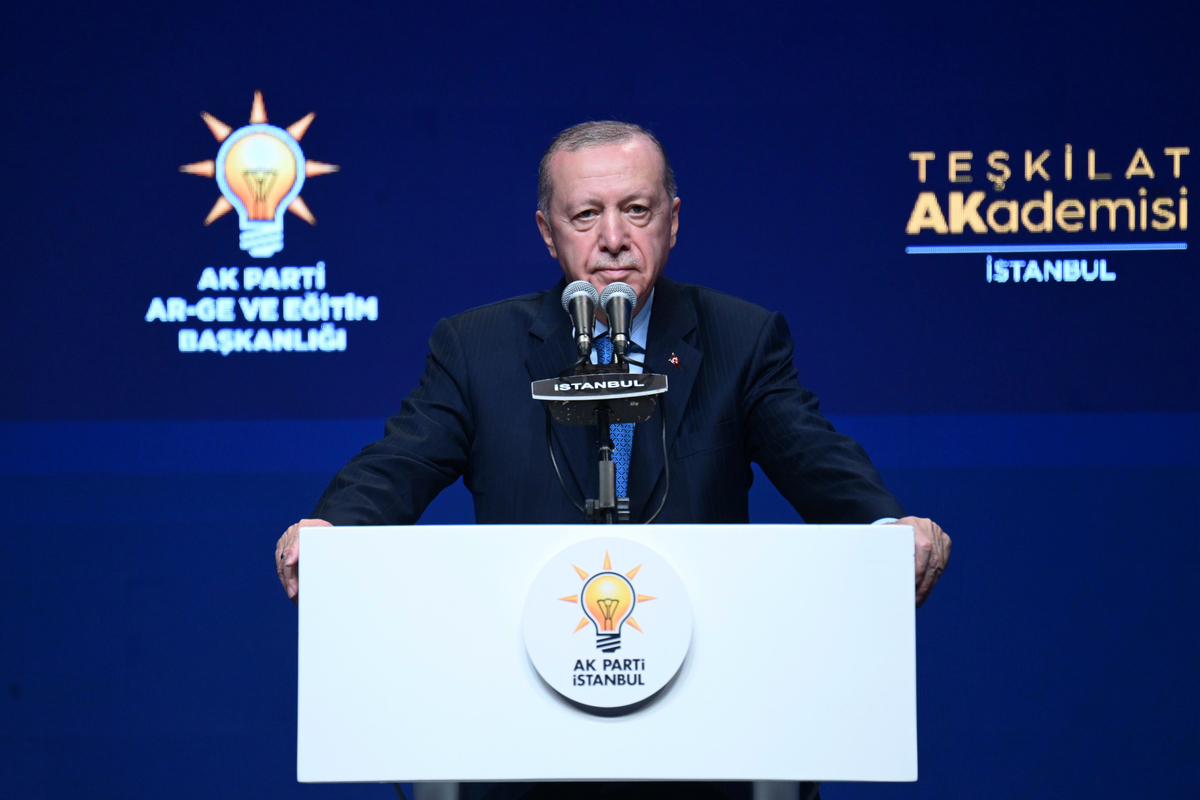 الرئيس التركي ريب تاييب أردوغان يقدم تصريحات خلال حدث إغلاق أكاديمية منظمة حزب AK في مركز الكونغرس الهاليك في اسطنبول ، تركي في 13 سبتمبر 2025.