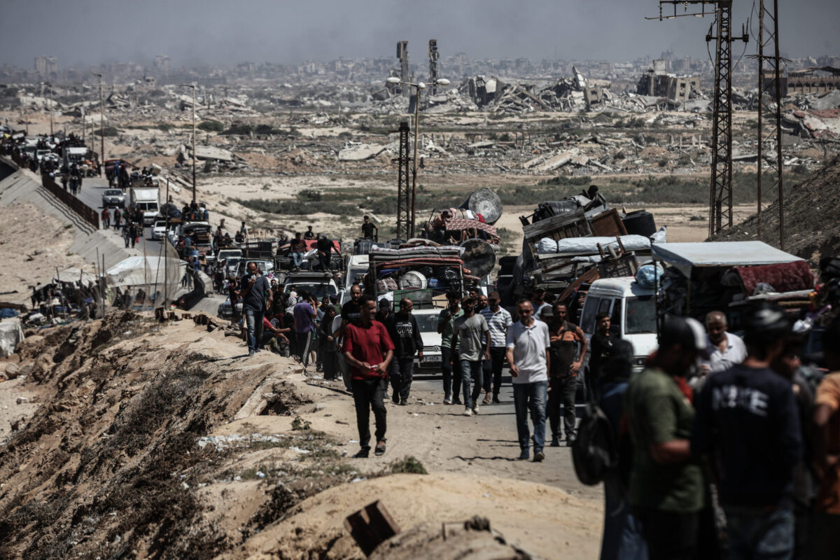 الفلسطينيون يغادرون منازلهم مع ممتلكاتهم على طول شارع راشد بسبب الهجمات العسكرية الإسرائيلية الشديدة وتحذيرات الإخلاء القسرية في قطاع غزة الشمالي ، في 13 سبتمبر 2025.