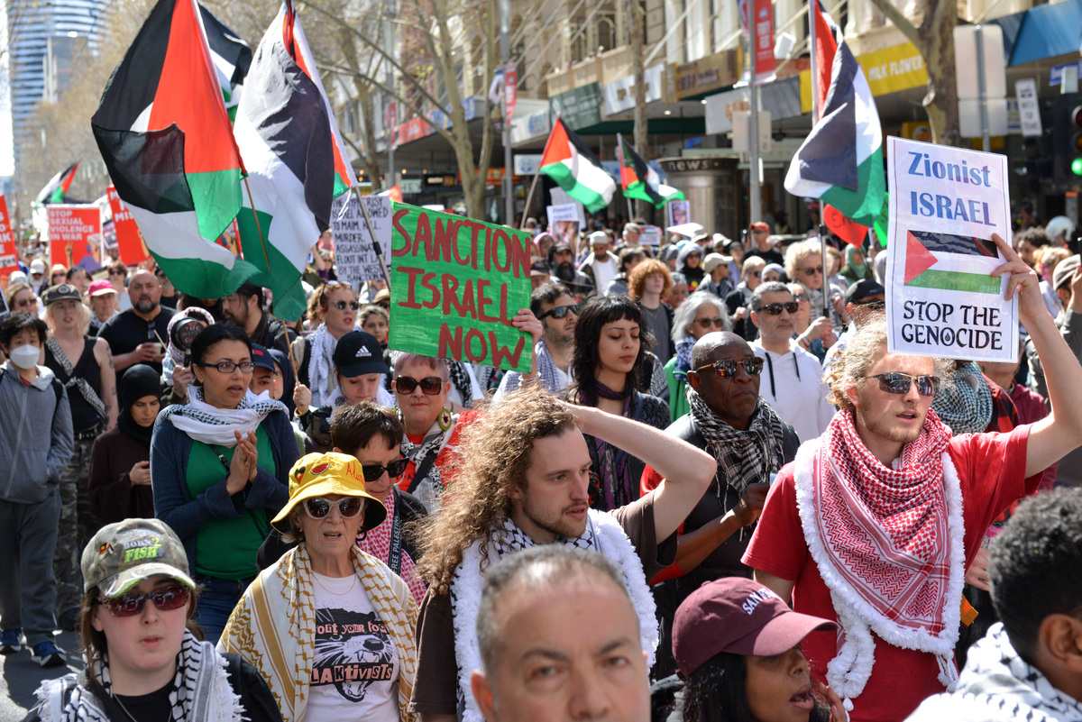يتجمع الناس لإظهار تضامنهم للفلسطينيين خلال مظاهرة مؤيدة للفلسطينيين لأنهم يحملون لافتات وأعلام فلسطينية في ملبورن ، أستراليا في 14 سبتمبر ، 2025 (ريب ساكار - وكالة أندمولو)