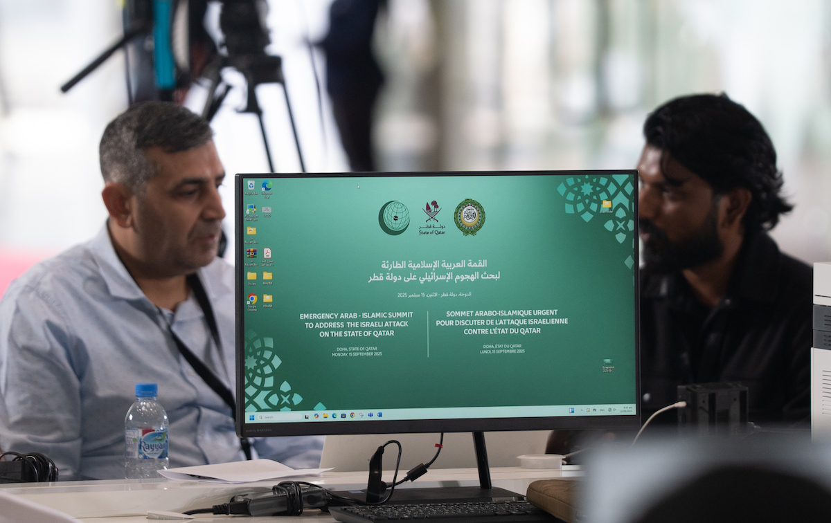 يتبع أعضاء الصحافة القمة من المركز الإعلامي الذي أنشأ في الدوحة ، قطر ، حيث تعقد منظمة التعاون الإسلامي (OIC) - قمة الدوري العربي الاستثنائي لمناقشة هجوم إسرائيل على قطر ، في 15 سبتمبر 2025.