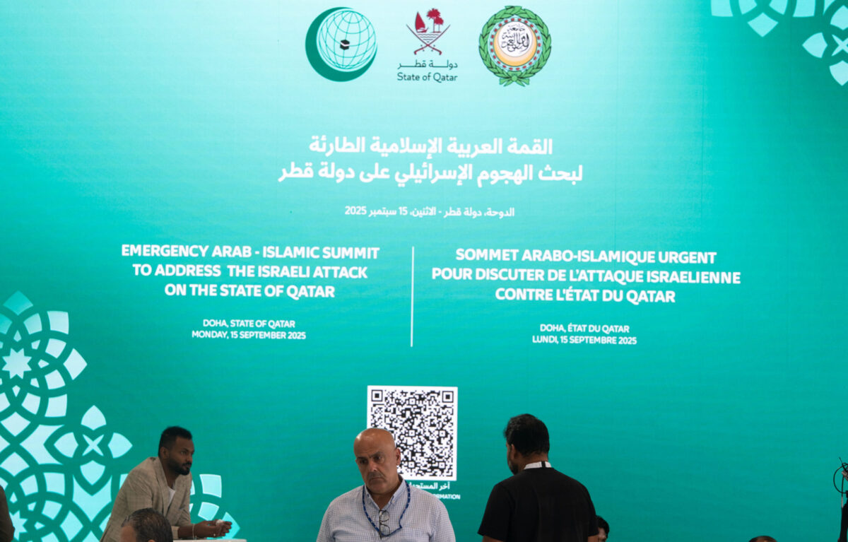 يتبع أعضاء الصحافة القمة من المركز الإعلامي الذي أنشأ في الدوحة ، قطر ، حيث تعقد منظمة التعاون الإسلامي (OIC) - قمة الدوري العربي الاستثنائي لمناقشة هجوم إسرائيل على قطر ، في 15 سبتمبر 2025.