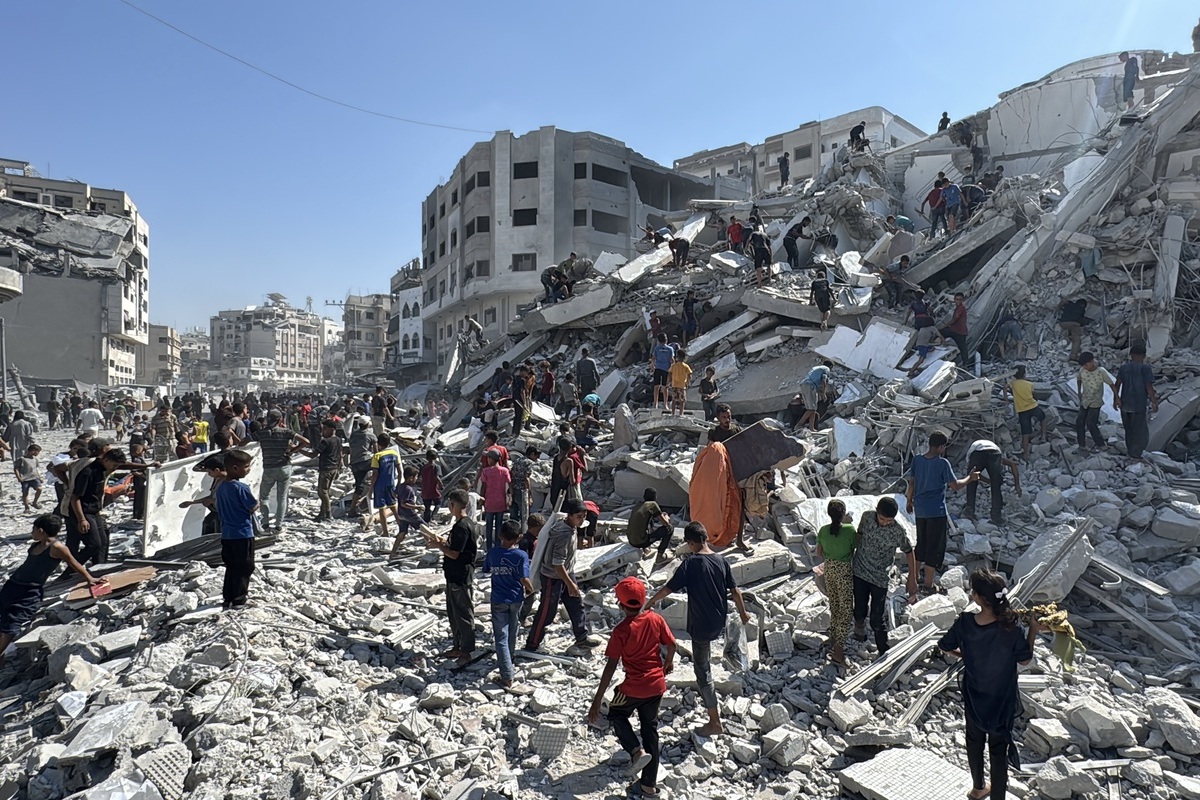 يتفقد الفلسطينيون حجم الدمار بعد تدمير برج الغفري بالكامل نتيجة للهجمات الإسرائيلية على مدينة غزة ، غزة في 15 سبتمبر 2025 (حمزة تشاركيا - وكالة Anadolu)