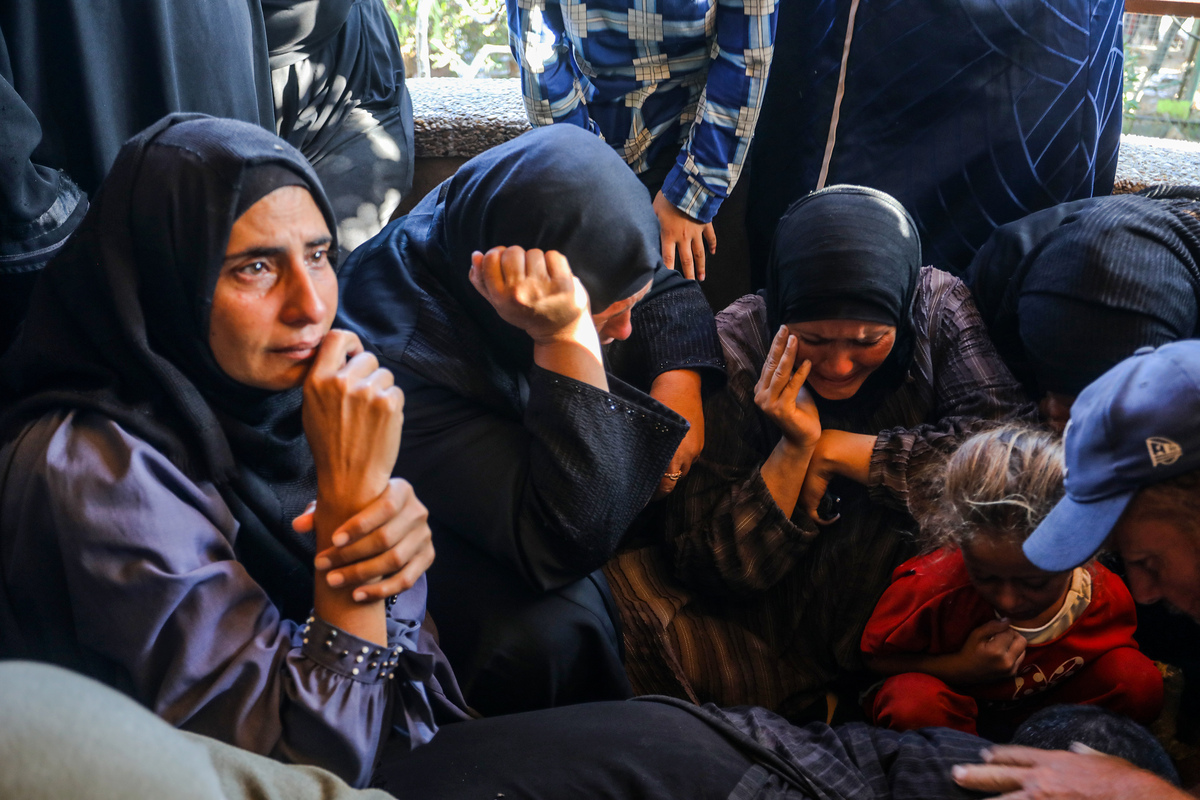 أقارب الفلسطينيين ، الذين فقدوا حياتهم في أعقاب الهجمات الإسرائيلية على أشخاص ينتظرون المساعدات الإنسانية في منطقة تينا في رافح ، حيث يتم أخذ الجثث من مستشفى ناصر لعملية الجنازة في خان يونيس ، غزة في 16 سبتمبر 2025 (Abed Rahim Khatib - ANADOLU Agency)