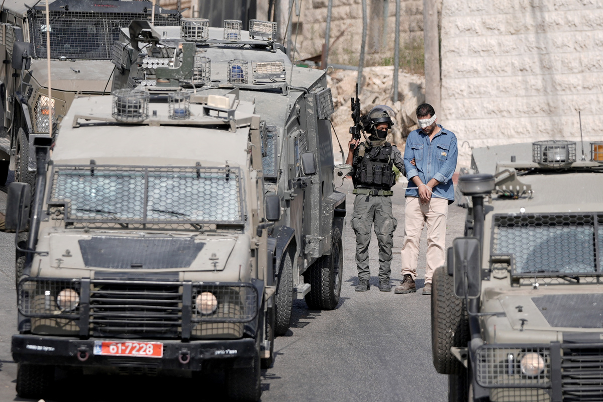 يقوم الجيش الإسرائيلي بإجراء غارة في رام الله واحتجاز شاب فلسطيني وعينه ، في 16 سبتمبر 2025 ، في الضفة الغربية. وقد كثفت القوات الإسرائيلية قيودًا في جميع أنحاء الضفة الغربية وغالبًا ما تفتح النار على الأشخاص الذين يقتربون من الحاجز. (عيسام ريماوي - وكالة أنادوولو)