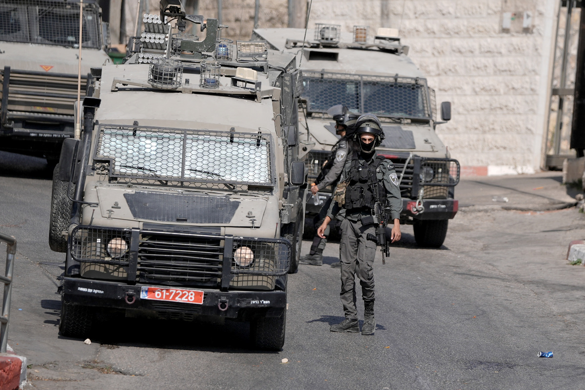 يقوم الجيش الإسرائيلي بإجراء غارة في رام الله واحتجاز شاب فلسطيني وعينه ، في 16 سبتمبر 2025 ، في الضفة الغربية. (عيسام ريماوي - وكالة أنادوولو)