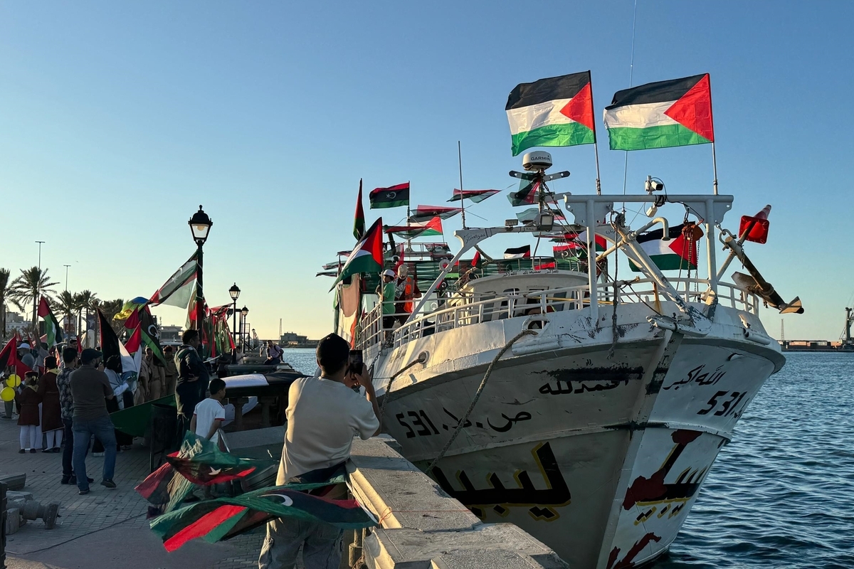 الناس ، الذين يحملون أعلام الفلسطينية ، يجتمعون في ميناء طرابلس لإظهار دعاماتهم ك "عمر المختار" تستعد السفينة ، التي ستنضم إلى قذيفة سومود العالمية من ليبيا ، للمغادرة في طرابلس ، ليبيا في 16 سبتمبر 2025 (محمد ساميز - وكالة Anadolu)