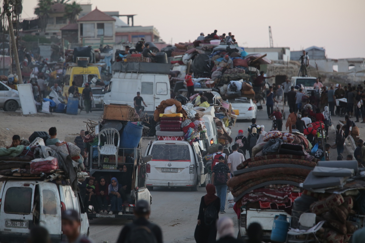 يفر الفلسطينيون بممتلكاتهم المحملة على المركبات والعربات بينما يسير آخرون على طول شارع راشد نحو جنوب غزة ، بعد غارات جوية إسرائيلية مكثفة وأوامر الإخلاء في المناطق الشمالية من الجيب في مدينة غزة ، غزة في 17 سبتمبر 2025.