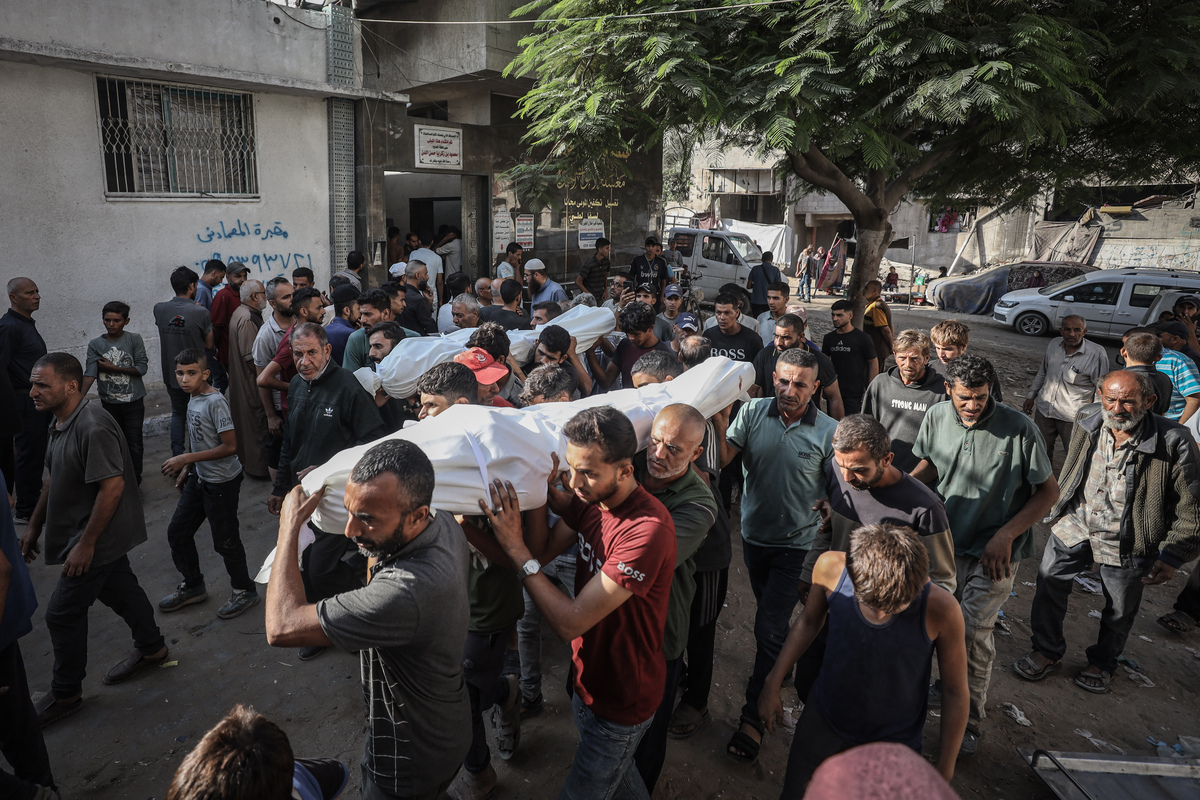يتم إحضار جثث الفلسطينيين إلى مستشفى الشيفا لعملية الجنازة بعد غارة جوية إسرائيلية في غزة في 18 سبتمبر 2025. (وكالة Khames Alrefi - Anadolu)