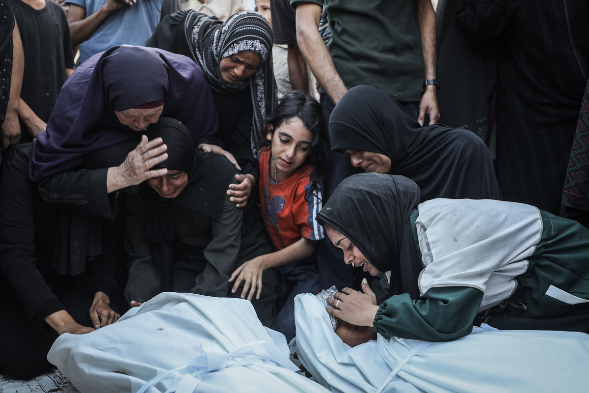 يتم إحضار جثث الفلسطينيين إلى مستشفى الشيفا لعملية الجنازة بعد غارة جوية إسرائيلية في غزة في 18 سبتمبر 2025. (وكالة Khames Alrefi - Anadolu)