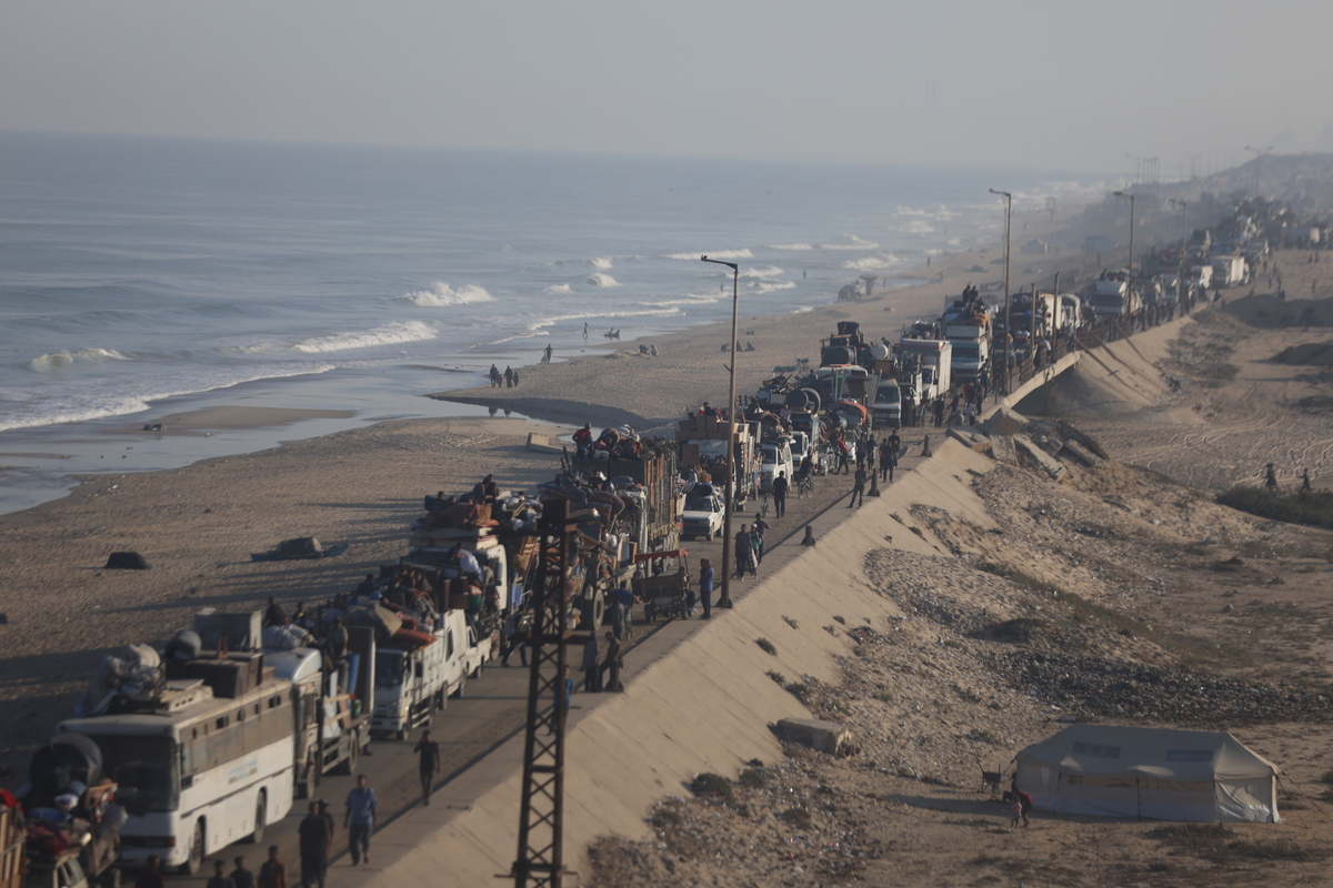 يستمر الفلسطينيون في الفرار باتجاه جنوب غزة عبر شارع الرشيد ، ويحملون ممتلكاتهم سيرا على الأقدام أو عن طريق المركبة بعد هجمات إسرائيلية مكثفة وأوامر الإخلاء في غزة الشمالية في 18 سبتمبر 2025.