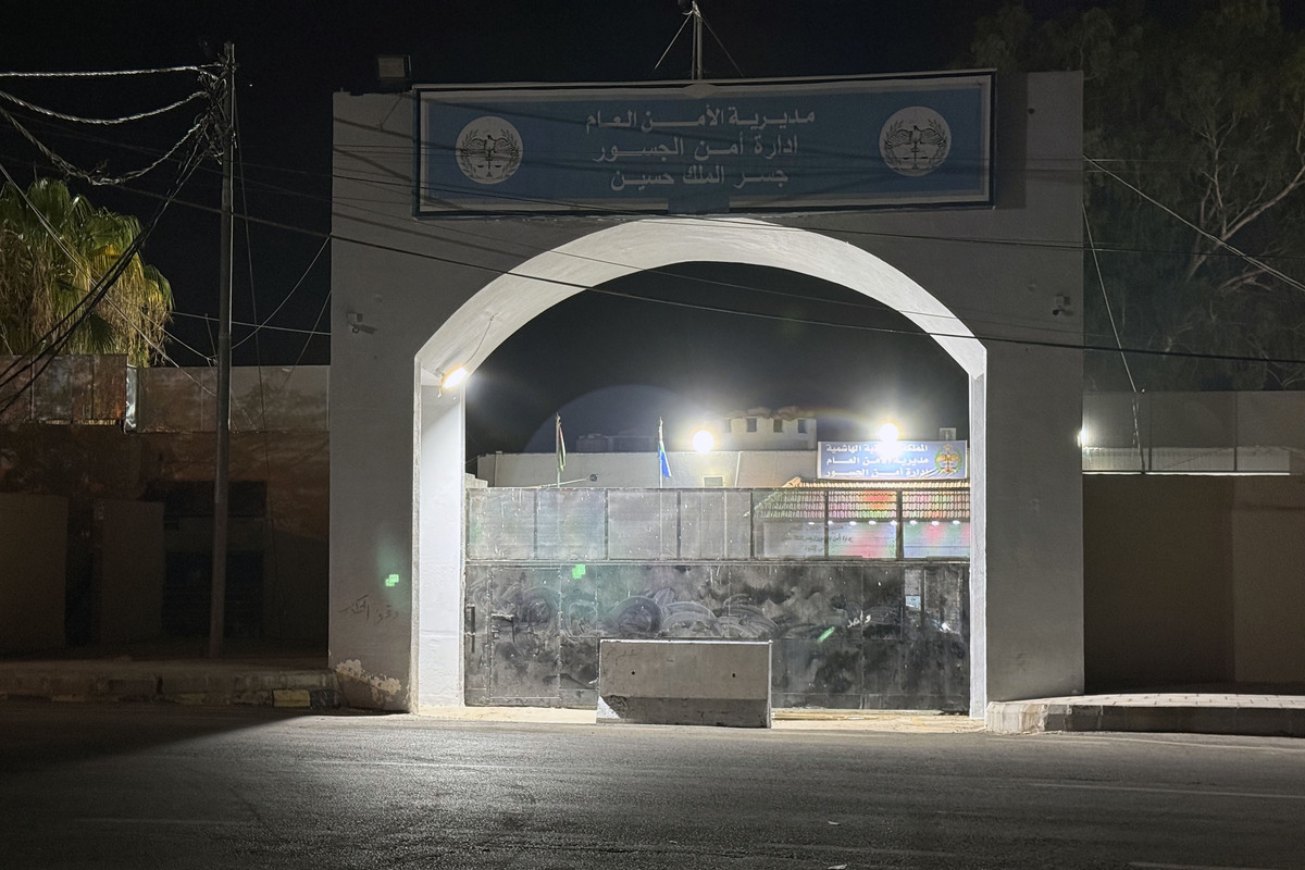 تم إغلاق معبر جسر الملك حسين بين الضفة الغربية والأردن ويتم زيادة التدابير الأمنية بعد أن كان هناك هجوم مسلح ، كما يظهر من الكارامي ، الأردن في 18 سبتمبر 2025.