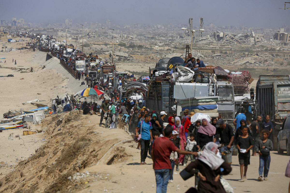 الفلسطينيون ، بما في ذلك الأطفال ، في مدينة غزة ، حيث شن الجيش الإسرائيلي هجمات برية بعد الغارات الجوية ، يهاجرون نحو المناطق الجنوبية عبر شارع الرشيد مع أي ممتلكات يمكن أن يأخذوها معهم في مدينة غزة ، غزة في 19 سبتمبر 2025 (محمد ناسار - وكالة أنادوولو)
