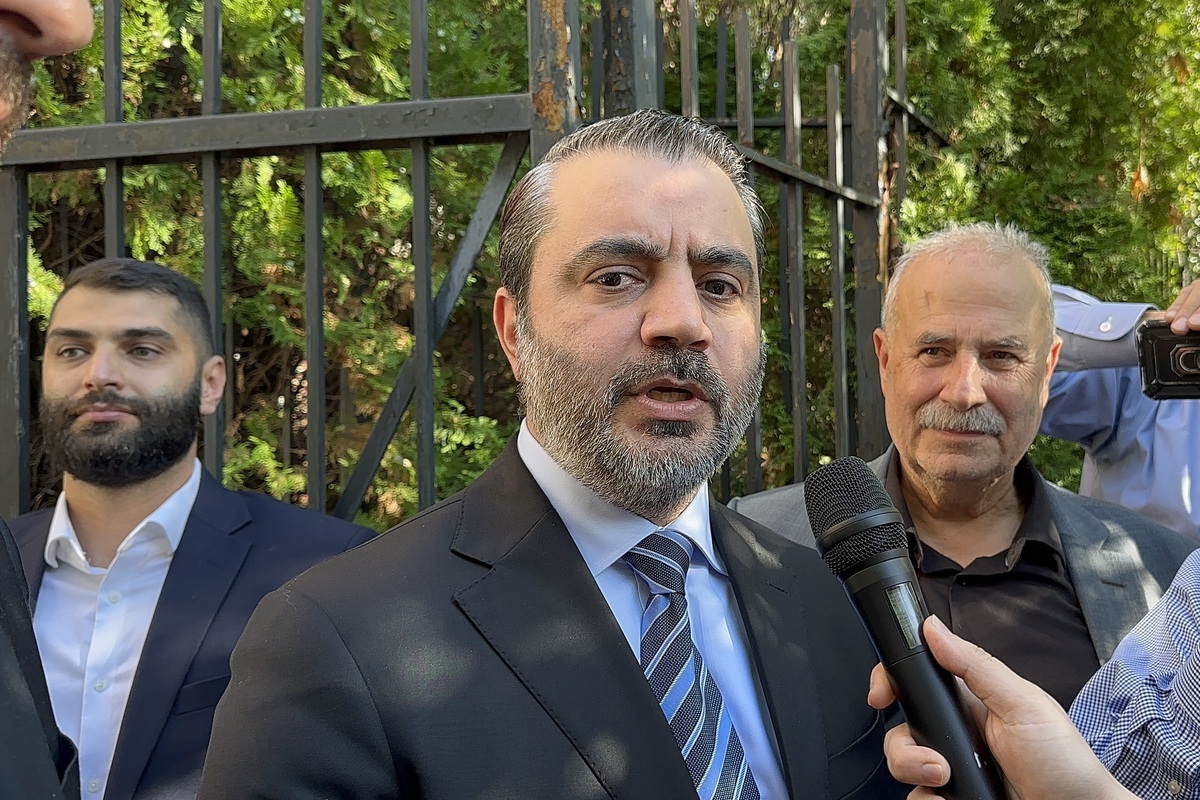 يتحدث وزير الخارجية السوري الأسد حسن الشايباني إلى الصحافة وهو يحضر الحفل الذي أقيم في السفارة السورية ، ويرفع العلم السوري في واشنطن العاصمة ، الولايات المتحدة في 19 سبتمبر 2025 (ياسين أووزتورك - وكالة أنادولو)