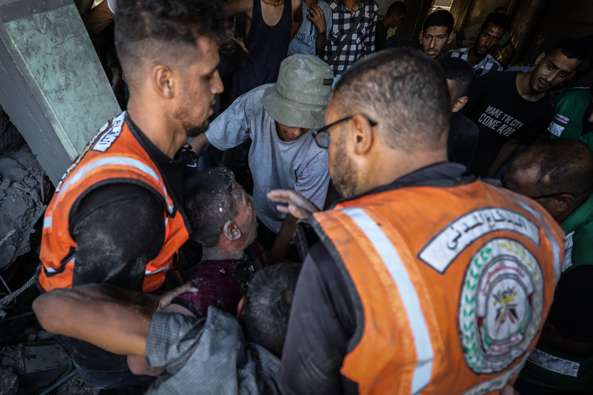 فرق الدفاع المدني إنقاذ صبي محاصر تحت الأنقاض بعد الهجوم الإسرائيلي هدم شقة من عائلة فلسطينية أبو سالمياي في معسكر الشاتي ، في شمال غزة في 20 سبتمبر 2025.