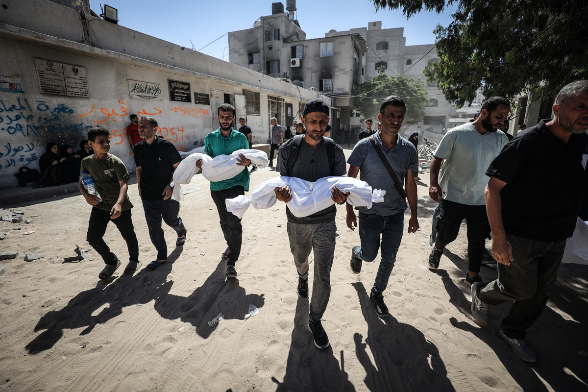 مواطني وأقارب الفلسطينيين ، بمن فيهم الأطفال ، الذين ماتوا نتيجة لهجوم الجيش الإسرائيلي على شقة عائلة أبو سالميا في معسكر اللاجئين في الشاتي ، يحمل الموتى حيث يتم أخذ جثث من مستشفى الشيفا لدفنه في مدينة غزة ، غزة في 20 سبتمبر 2025.