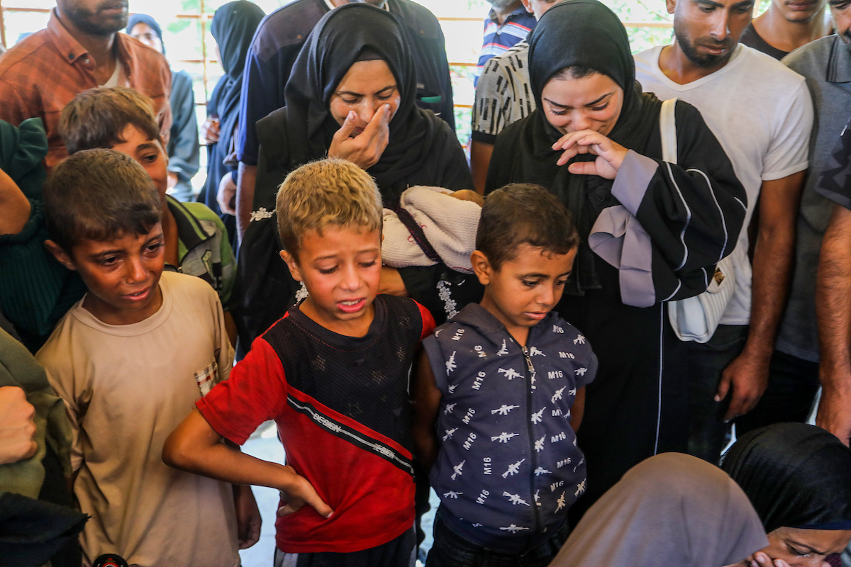أقارب الفلسطينيين ، الذين فقدوا حياتهم بعد أن فتحت القوات الإسرائيلية النار على الفلسطينيين في انتظار المساعدات في منطقة شاكوس غرب رفه ، حيث يتم أخذ الجثث من مستشفى ناصر لعملية الجنازة في خان يونيس ، غزة في 21 سبتمبر ، 2025.