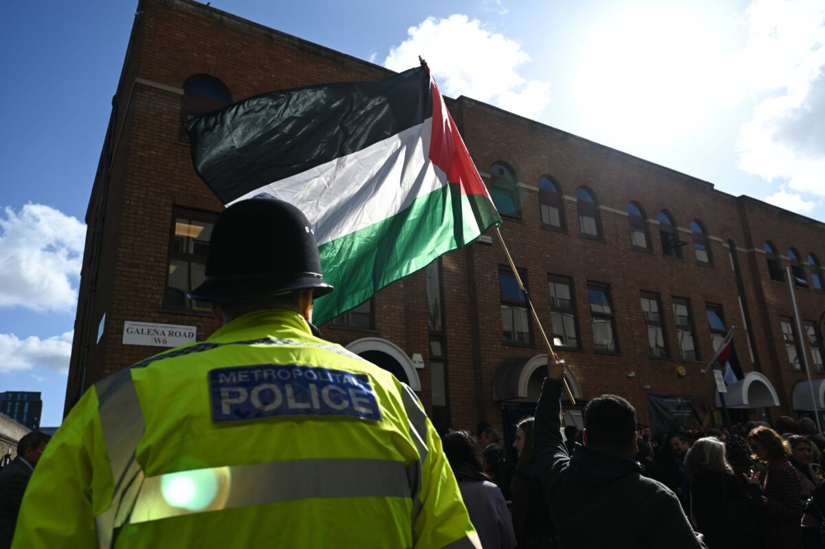 حفل لرفع العلم الذي أقيم في مبنى السفارة الفلسطيني الذي تم افتتاحه حديثًا بعد قرار المملكة المتحدة بالاعتراف بحالة فلسطين ، في لندن ، المملكة المتحدة في 22 سبتمبر 2025.