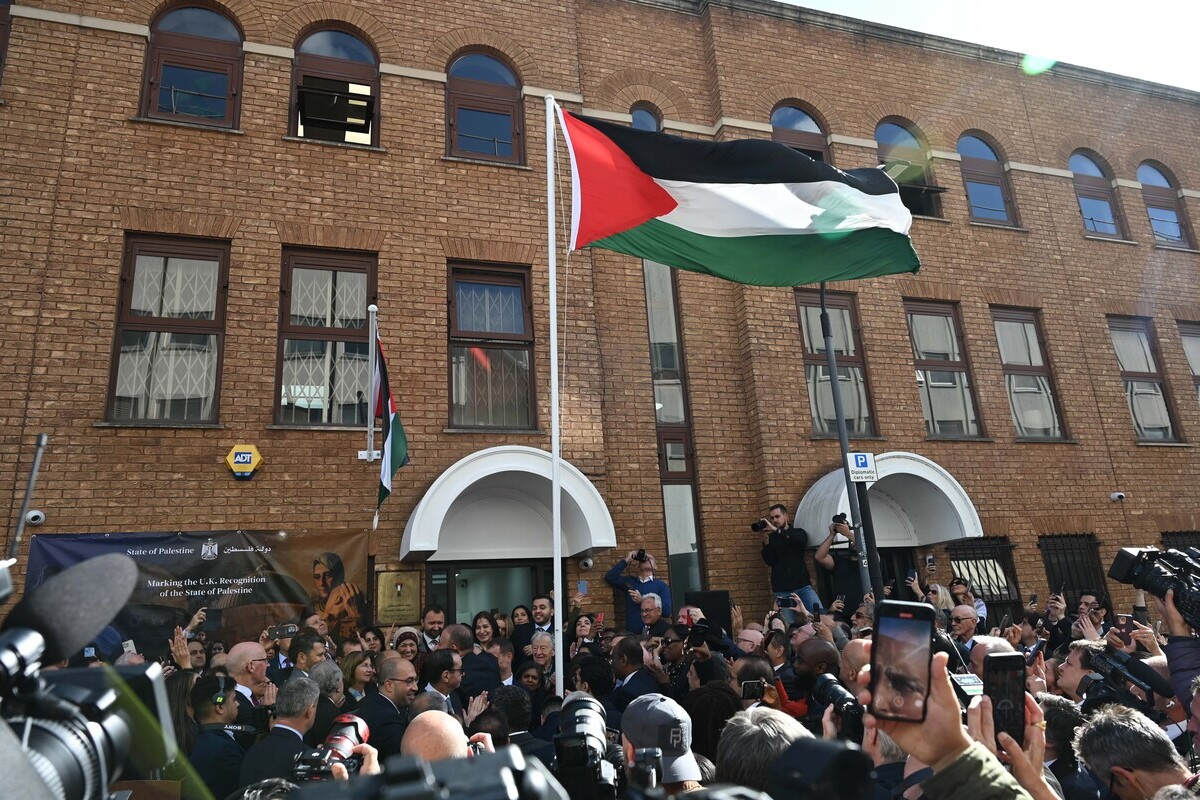 حفل لزيادة العلم الذي أقيم في مبنى السفارة الفلسطيني الذي تم افتتاحه حديثًا بعد قرار المملكة المتحدة بالاعتراف بحالة فلسطين ، في لندن ، المملكة المتحدة في 22 سبتمبر 2025.