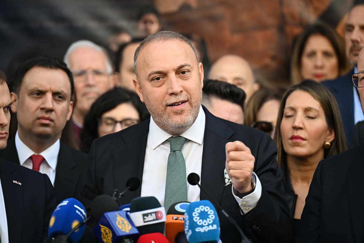 يقوم Husam Zomlot ، سفير ولاية فلسطين في المملكة المتحدة ، بإلقاء خطاب خلال حفل تربية العلم في مبنى السفارة الفلسطينية التي تم افتتاحها حديثًا بعد قرار المملكة المتحدة بالاعتراف بحالة فلسطين ، في لندن ، المملكة المتحدة في 22 سبتمبر 2025.