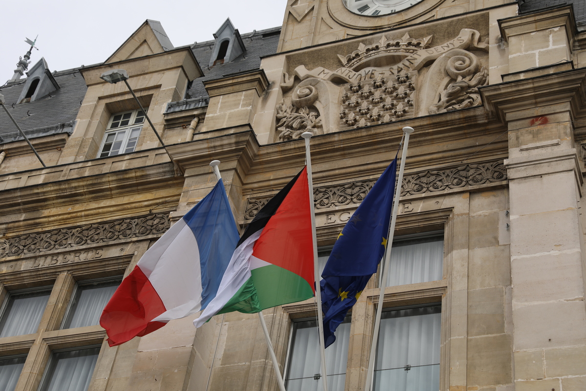 يظهر علم فلسطيني بجوار أعلام الاتحاد الفرنسي والأوروبي خارج قاعة بلدة سانت دينيس بالقرب من باريس ، فرنسا ، في 22 سبتمبر 2025.