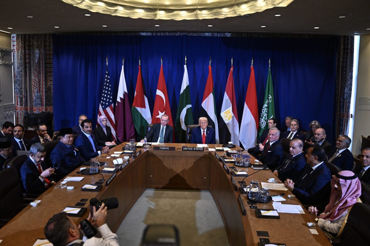 يحضر الرئيس التركي رجب طيب (CL) أردوغان والرئيس الأمريكي دونالد ترامب (CR) اجتماعًا متعدد الأطراف في غزة مع العديد من قادة البلدان الإسلامية خلال الجمعية العامة الثمانين من الأمم المتحدة في مقر الأمم المتحدة في نيويورك ، الولايات المتحدة ، في 23 سبتمبر 2025.