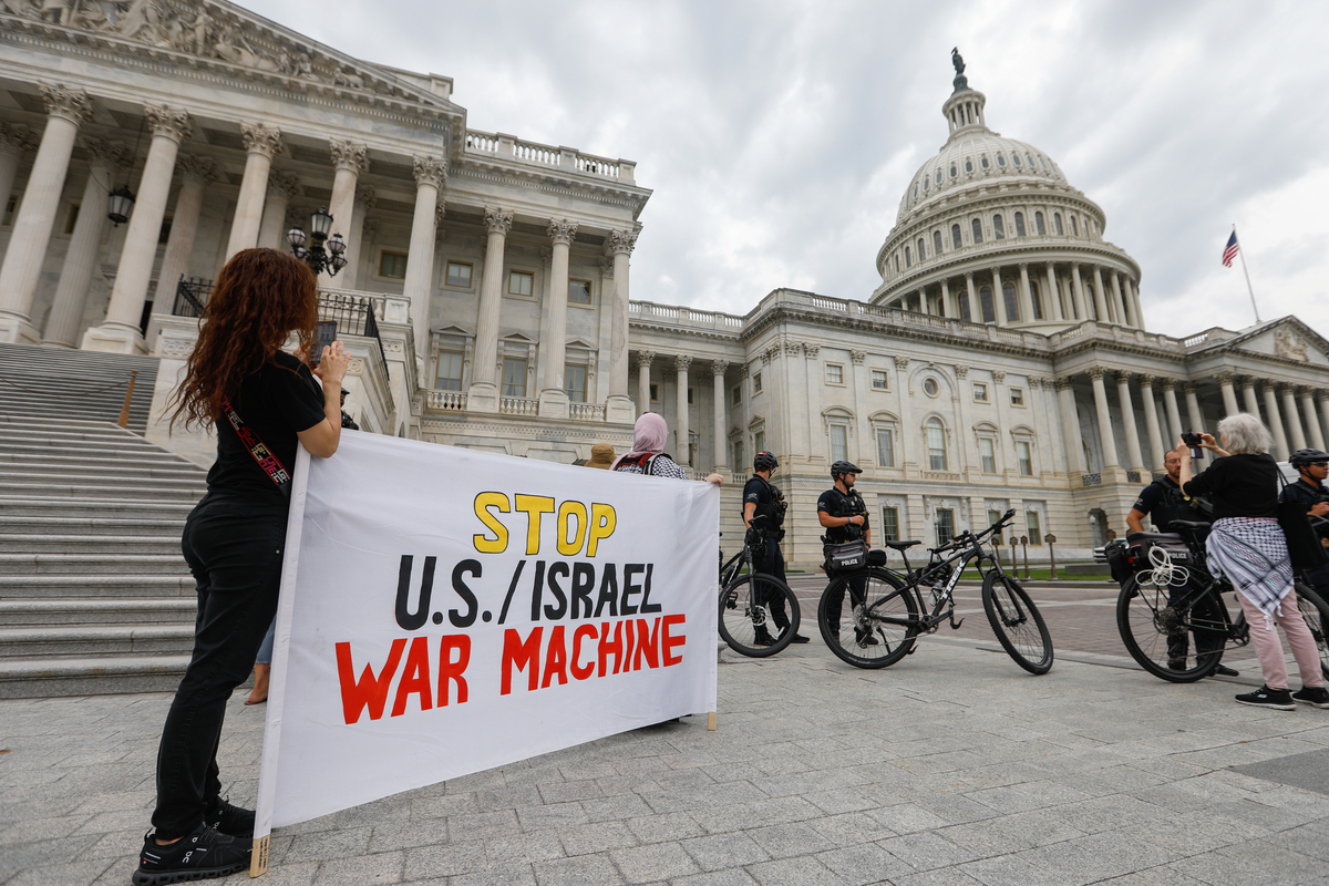احتجاز شرطة الكابيتول في الولايات المتحدة يدعمون فلسطين خلال احتجاج أمام مبنى الكابيتول الأمريكي في 24 سبتمبر 2025 في واشنطن العاصمة. (Yasin Öztürk - ANADOLU Agency)